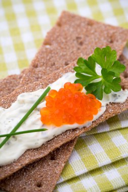 Crispbread otlar ve pastırma ile yumuşak peynir ile.