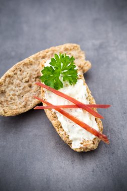 Crispbread otlar ve pastırma ile yumuşak peynir ile.