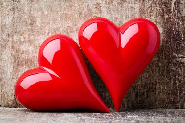 Hjärta. Röda Sten hjärtan på trä bakgrund. — Stockfoto