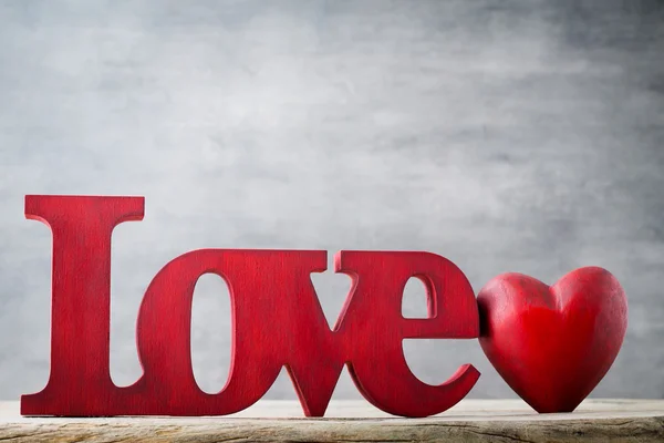 Kärlek. Budskap om kärlek med röda trä bokstäver. — Stockfoto