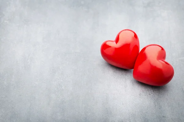 Corazón rojo sobre fondo metálico gris. — Foto de Stock