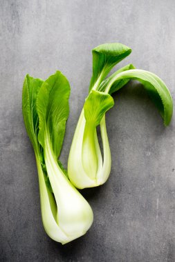 Gri arka plan üzerinde taze ıspanak.