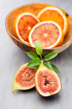 Kanlı Sicilya portakal ve incir. Sığ derinlik-in tarla.