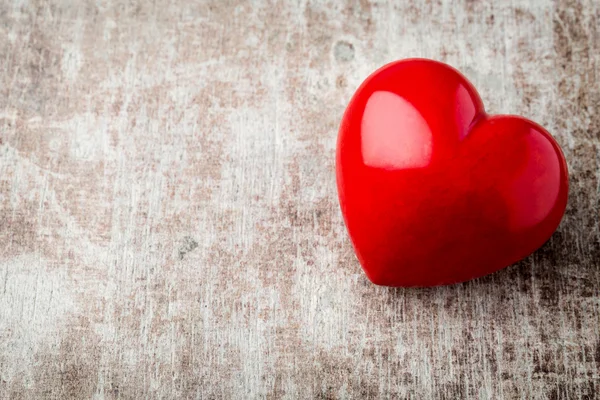 Corazón. Corazones de piedra roja en el fondo de madera . —  Fotos de Stock