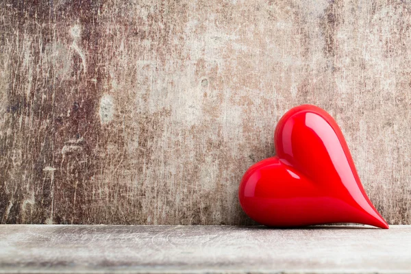 Coração. corações de pedra vermelha no fundo de madeira . — Fotografia de Stock