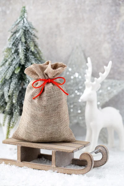 Barba de Natal. Saco de presente com serapilheira. Decoração de Natal. — Fotografia de Stock