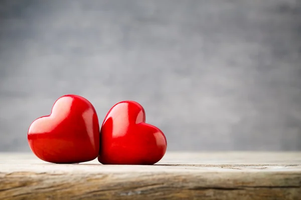 Corazón rojo sobre fondo metálico gris. — Foto de Stock