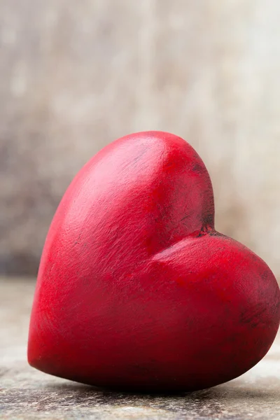Dřevěné srdce ve tvaru. Blahopřání. Den svatého Valentýna pozdrav. — Stock fotografie