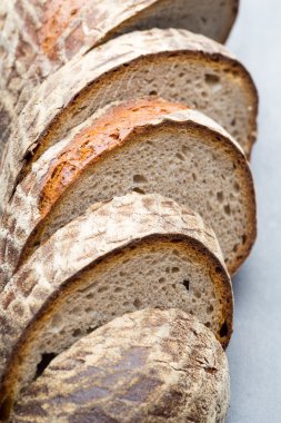 Hamur işleri ile taze rustik tarzı ekmek.