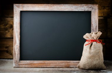 Noel dekorasyonu ile kara tahta. Noel Baba şapkası, yıldız, tahta 