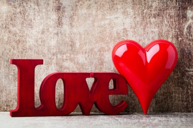 Sakin ol. Mesaj ahşap harfler ile ev.