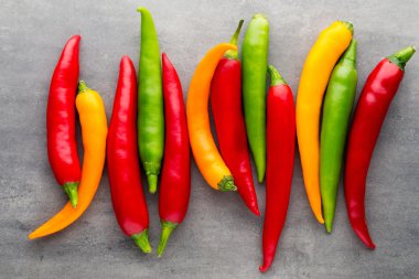 Gri arkaplanda kırmızı biber.