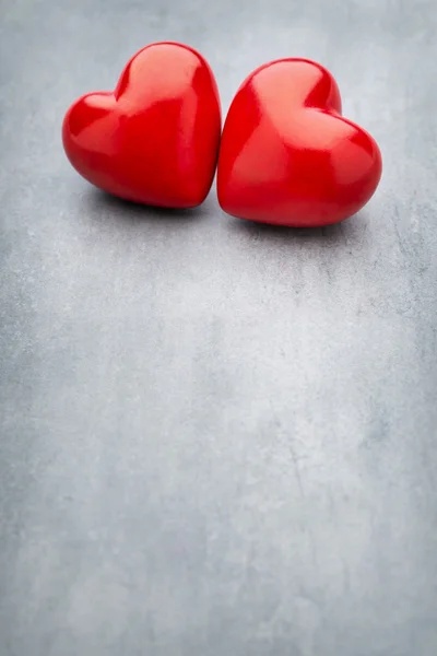 Corazón rojo sobre fondo metálico gris. — Foto de Stock