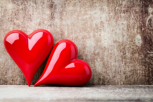 Corazón. Corazones de piedra roja en el fondo de madera . — Foto de Stock