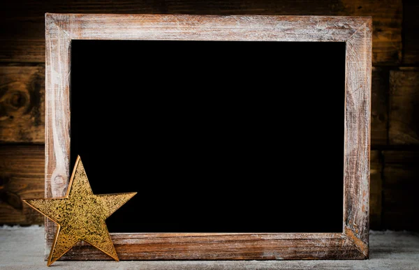 Weihnachtstafel mit Dekoration. Weihnachtsmann, Sterne, Holz — Stockfoto