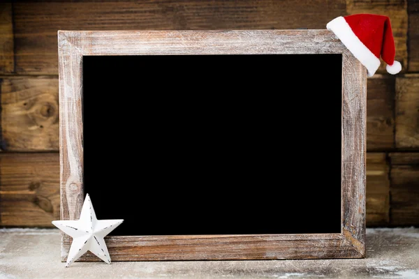 クリスマス装飾と黒板。サンタ帽子、星、木 — ストック写真
