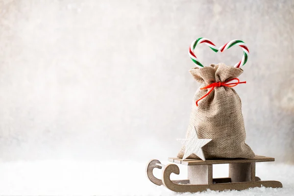Vánoční hlídač. Dárková taška s lopatou. Vánoční ozdoba. — Stock fotografie