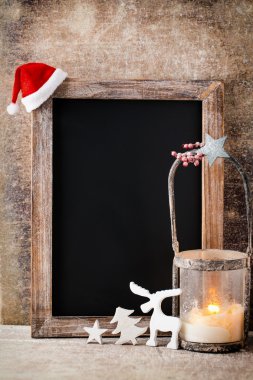 Noel dekorasyonu ile kara tahta. Noel Baba şapkası, yıldız, tahta 