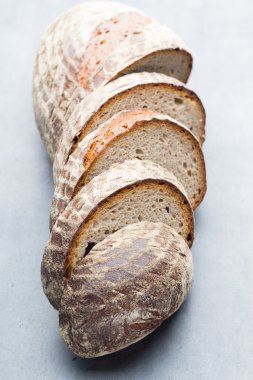 Hamur işleri ile taze rustik tarzı ekmek.