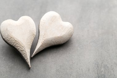 Ahşap kalp şeklinde. Tebrik kartları. Sevgililer günü tebrik.