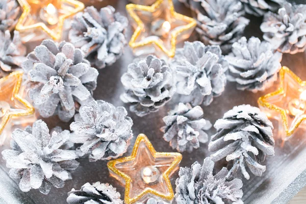 Weihnachten. Weihnachtskarte mit leuchtender Kerze und Tannenzapfen — Stockfoto