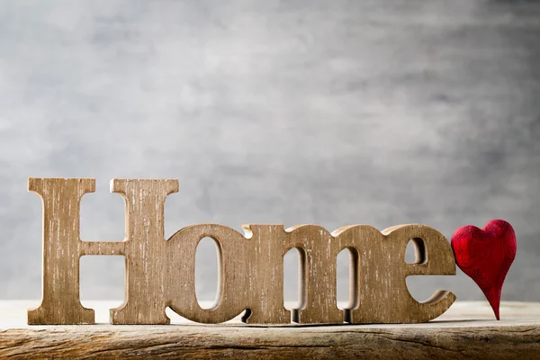 A casa. Mensaje del hogar con letras de madera . — Foto de Stock