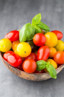 Domates gri arka plan üzerinde. Renkli domates, kırmızı domates