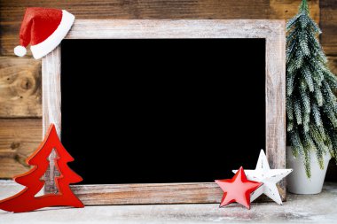Noel dekorasyonu ile kara tahta. Noel Baba şapkası, yıldız, tahta 