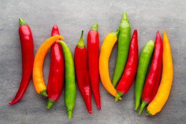 Gri arkaplanda kırmızı biber.