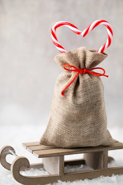 Рождественский сад. Подарочная сумка с мешковиной. Рождественские украшения. — стоковое фото