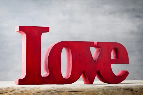 Amor. Mensaje de amor con letras rojas de madera . — Foto de Stock