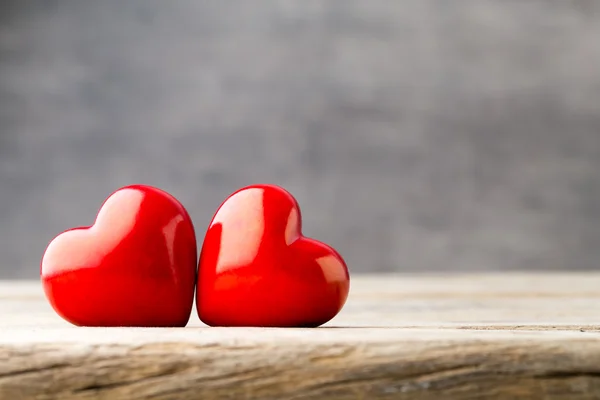 Corazón rojo sobre fondo metálico gris. — Foto de Stock