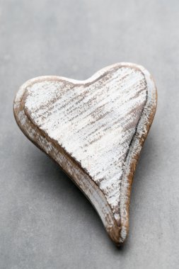 Ahşap kalp şeklinde. Tebrik kartları. Sevgililer günü tebrik.