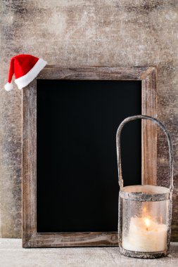 Noel dekorasyonu ile kara tahta. Noel Baba şapkası, yıldız, tahta 