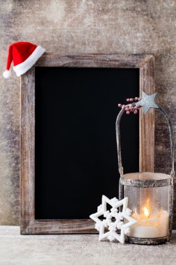 Noel dekorasyonu ile kara tahta. Noel Baba şapkası, yıldız, tahta 
