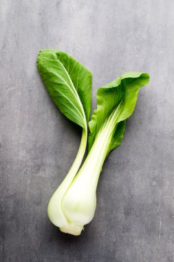 Gri arka plan üzerinde taze ıspanak.