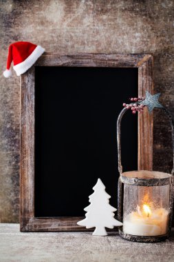 Noel dekorasyonu ile kara tahta. Noel Baba şapkası, yıldız, tahta 