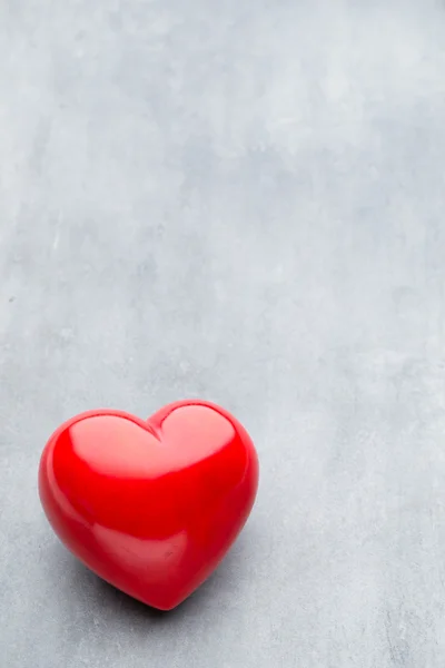 Coração vermelho no fundo de metal cinza. — Fotografia de Stock