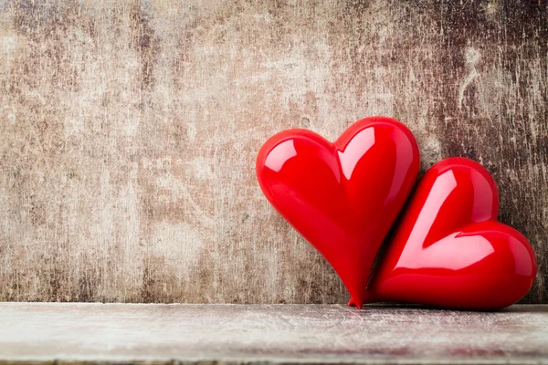 Hjärta. Röda Sten hjärtan på trä bakgrund. — Stockfoto