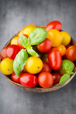 Domates gri arka plan üzerinde. Renkli domates, kırmızı domates