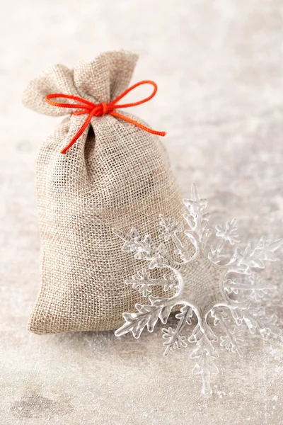 Barba de Natal. Saco de presente com serapilheira. Decoração de Natal. — Fotografia de Stock