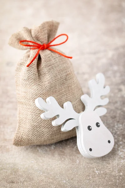 クリスマスガード。バラップ付きのギフトバッグ。クリスマスの装飾. — ストック写真
