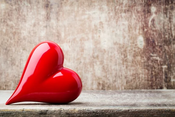 Le coeur. Coeurs de pierre rouge sur le fond en bois . — Photo