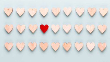 Sevgililer Günü geçmişi, mavi arkaplanda pastel kalpler. Tebrik kartı..