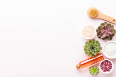 Metin için alanı olan bir spa arkaplanı. Spa tebrik kartı demek. Aromaterapi teması, el yapımı biyokozmetik. Düz yatıyordu.