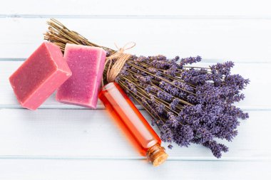 Lavanta ve turuncu doğal kozmetik ürünleri, beyaz arka planda ev yapımı spa için limon..