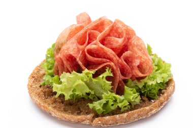 Beyaz arka planda domuz jambonlu sandviç..