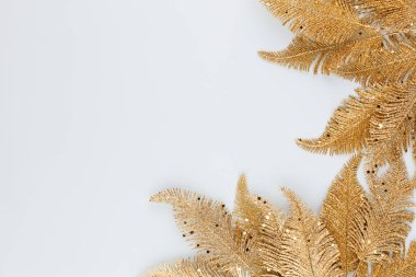  Mavi arka planda altın palmiye yaprağı. Palmiye yaprağı, düz ve üst görünüm.