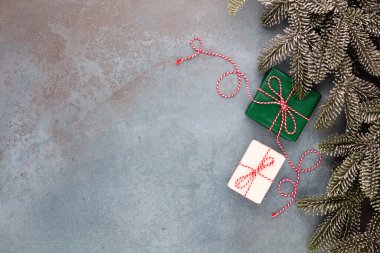 Noel kompozisyonu köknar ağacı dalları, mavi arkaplanda yıldız dekoru.