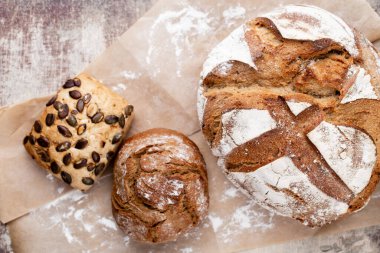 Koyu gri mutfak masasında taze pişmiş ekmek..